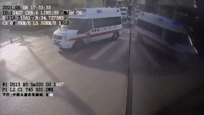 听到救护车鸣笛，公交司机闯红灯让行
