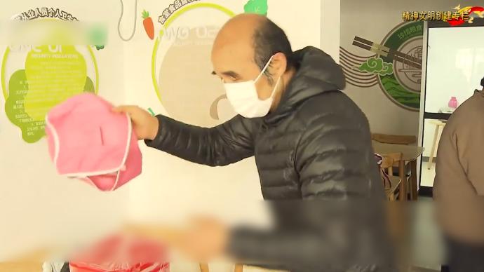 很上海｜奉賢社區(qū)設(shè)助餐點，志愿者董白云將“管飯”進行到底