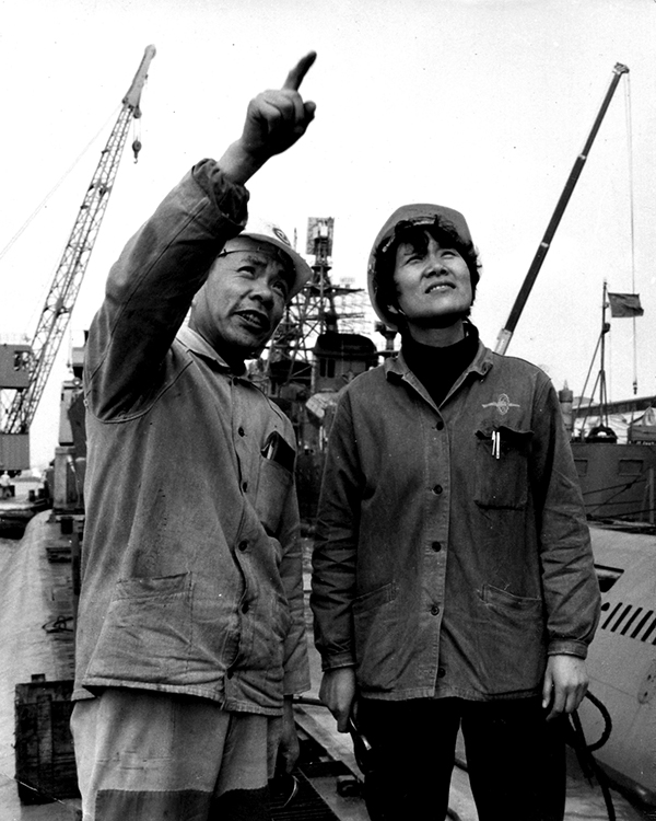 林华卿（右）在工厂修船现场  受访者供图