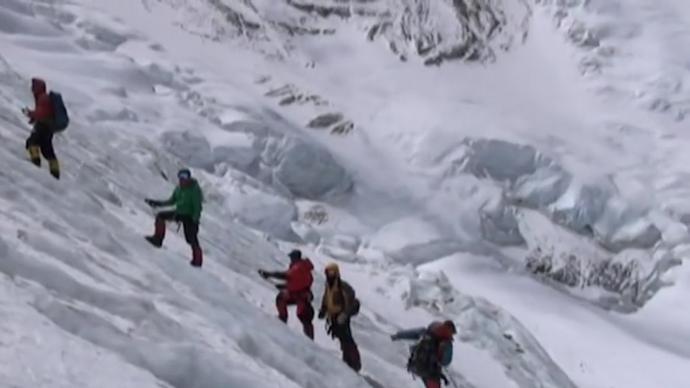 外媒：两名外国登山者殒命珠峰，为今年该登山季首次