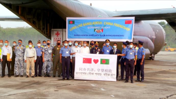 中国援助疫苗抵达孟加拉国，该国空军参谋长机场迎接