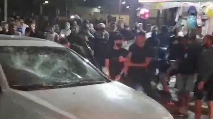巴以冲突导致街头冲突不断，以色列一名阿拉伯司机遭殴打