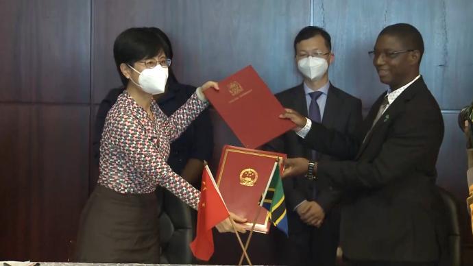中国和坦桑尼亚签署经济技术合作协定