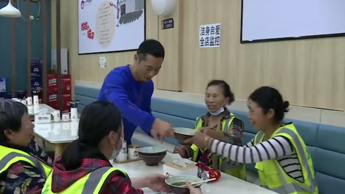 荆州一面馆为环卫工人免费提供早餐，3年累计供应上万份