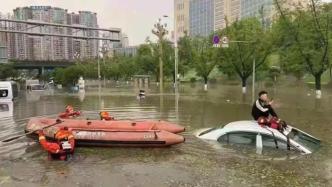 網約車司機暴雨被困漬水路段，坐車頂點煙壓驚拍抖音