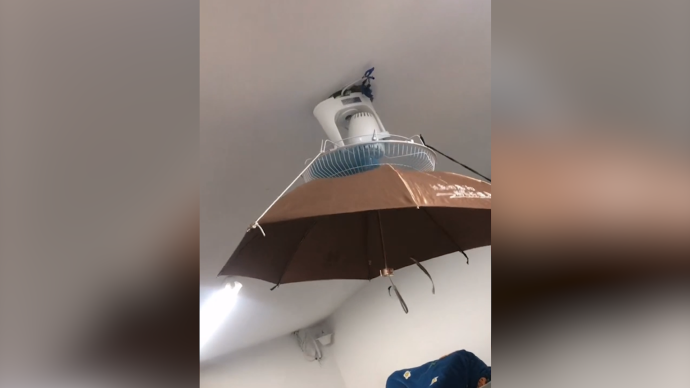 雨伞加风扇，高校男生自创“空调新模式”