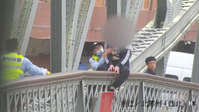 上海一女子因家庭矛盾欲跳河轻生,警方“声东击西”将其救下
