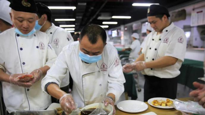 华东政法大学举办“人气厨师”争霸赛，让学生深入认识食堂