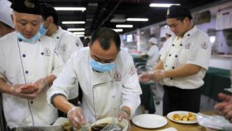 华东政法大学举办“人气厨师”争霸赛，让学生深入认识食堂