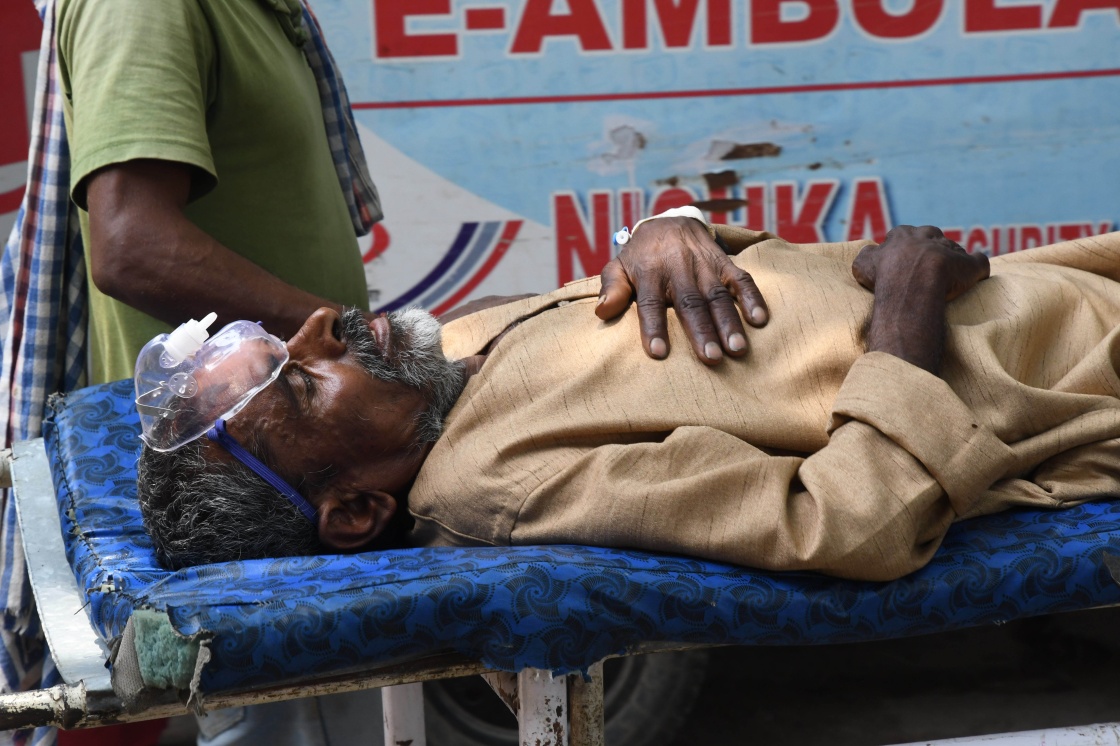 印度单日新增确诊逾32万例,累计超2437万例