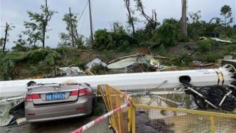直击武汉龙卷风核心现场：十余吨信号塔被掀倒，宿舍屋顶被掀