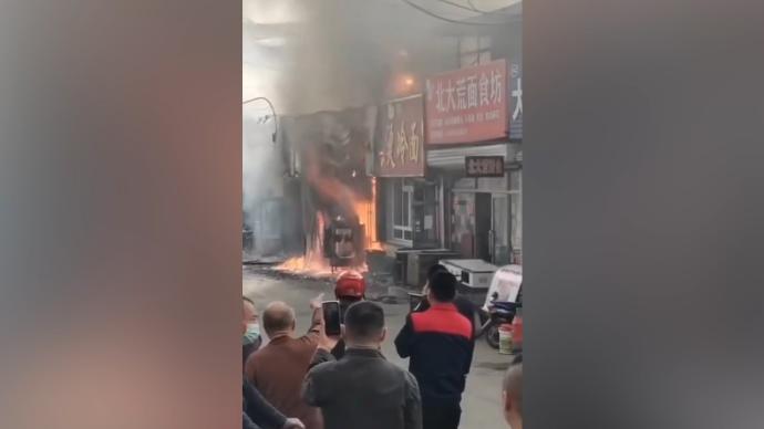 哈尔滨一街边店铺起火，现场火光四射