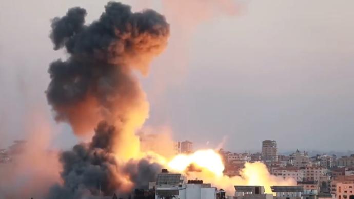 直击现场！以色列军队持续空袭加沙地带
