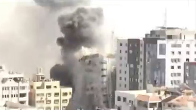 现场视频！以色列空袭炸毁美联社等媒体驻加沙办公楼