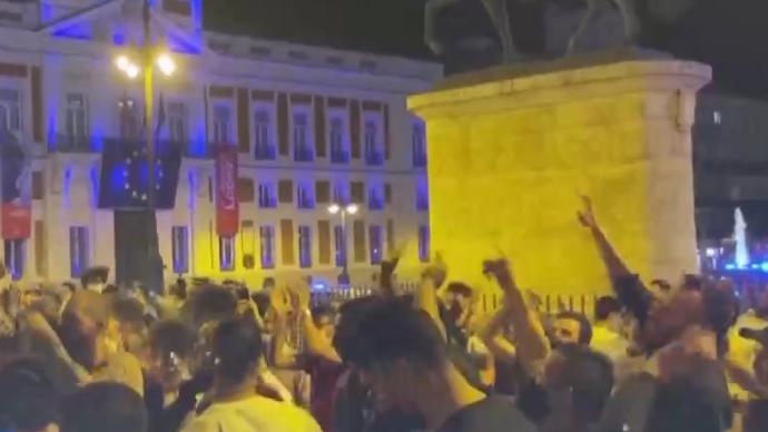 大规模聚集、不戴口罩，西班牙紧急状态刚结束民众就聚集狂欢