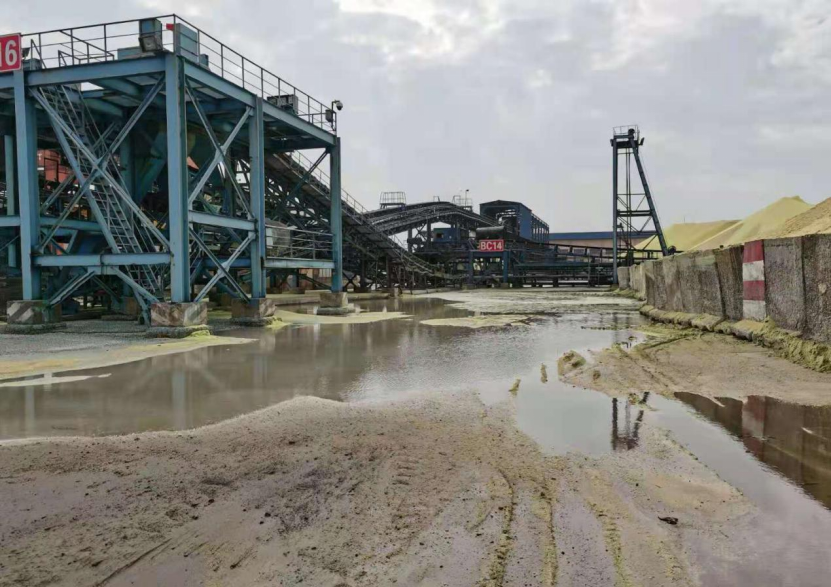 图5  北部湾港防城港码头有限公司硫磺堆场区域污水横流，pH值低至3.48，化学需氧量高达4808毫克/升。