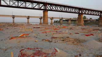 恒河已打捞出上千具浮尸，印度官员：与新冠无关，系河葬习俗