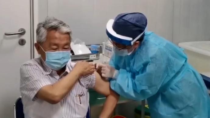 上海76岁以上老人可打新冠疫苗，80岁周良辅院士与妻子一同接种