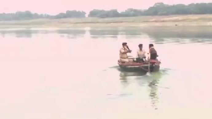 为防有人将新冠患者遗体投入恒河，印度警方加强巡逻