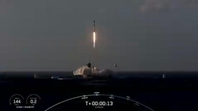 SpaceX第28批52颗星链卫星升空，捎了两颗其他卫星