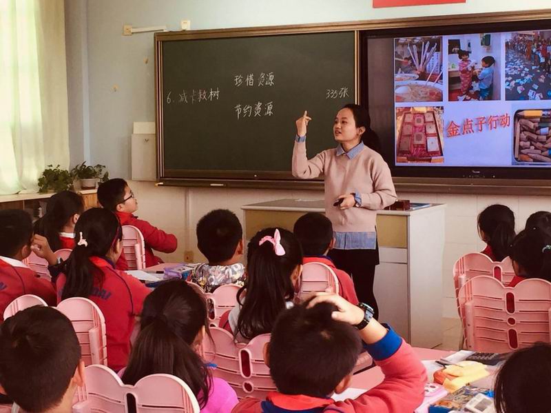 邓曲萍老师为学生授课。