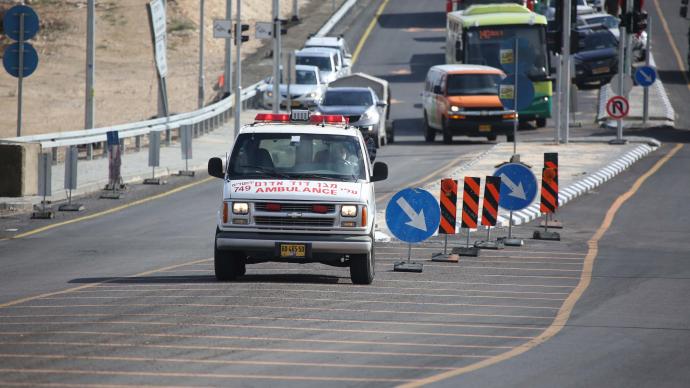 冲突不断，一巴勒斯坦人开车撞击以色列警察后被击毙