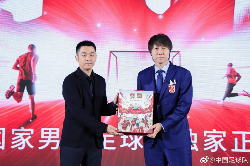 国足主帅李铁(右)。