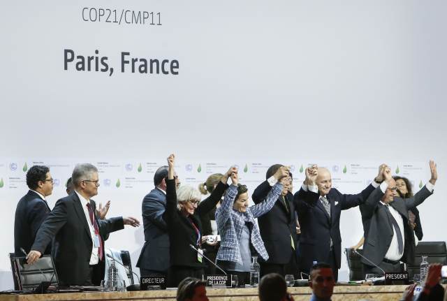 当地时间2015年12月12日晚,巴黎气候变化大会通过《巴黎协定》的场景