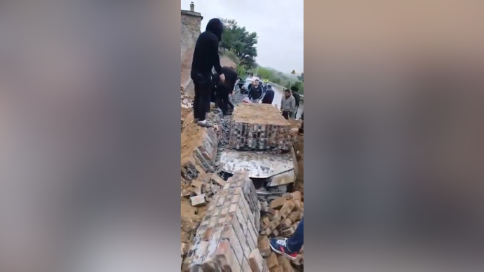 陕西一农户家砖墙倒塌一辆过路小车被埋，3人遇难