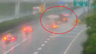 暴雨天貨車高速急剎失控原地打轉，引發三車事故