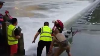 两名女生在拦水坝上拍照被冲走，一人被困瀑布下伸出手获救
