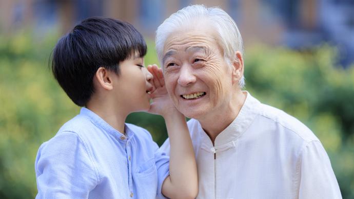 张文宏呼吁作为中坚力量的成年人，通过疫苗接种来保护老人儿童
