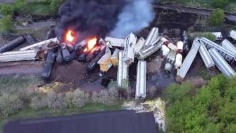 美国一列运送危险品的火车脱轨并起火，约80人被疏散