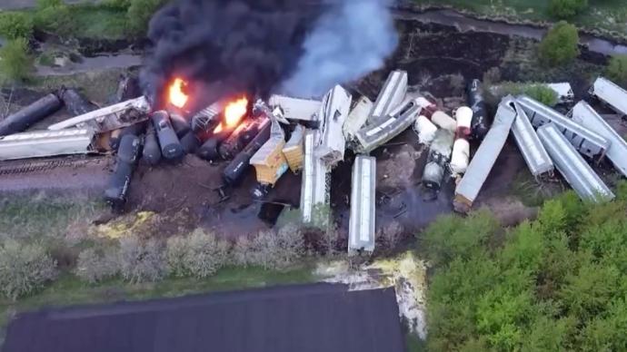 美国一列运送危险品的火车脱轨并起火，约80人被疏散