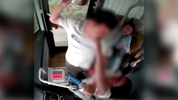 男子下车遭拒拿桶欲殴打公交司机，乘客将其拦下