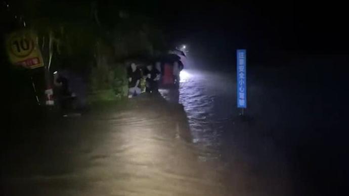 韶关一厂区21名员工被困洪水，消防搭建“水上生命桥梁”