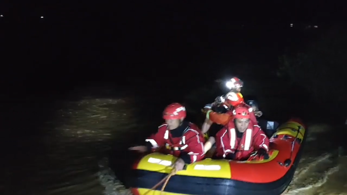 女子河边露营突遭河水暴涨被困，消防驾橡皮艇救援