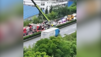 包茂高速重庆段发生交通事故，致2人死亡38人送医