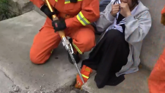 女学生脚卡下水道被救，消防：抓紧时间去读书，还有一节课