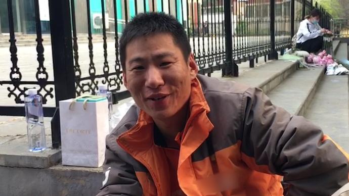 跑腿小哥520代新人到民政局排队:他们领证我挣钱,都快乐