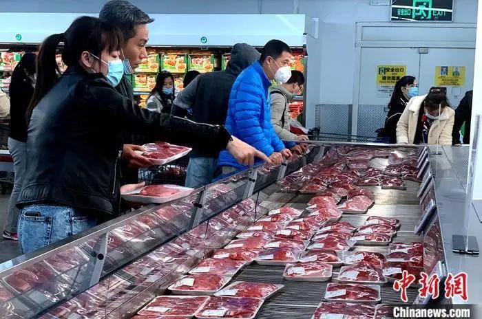 资料图：福州市民在超市购买猪肉。中新社记者 王东明 摄