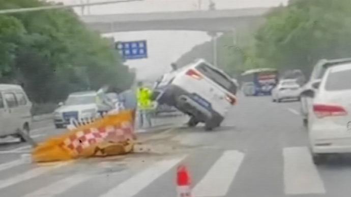 越野车“骑”上隔离护栏两轮悬空，无人员伤亡