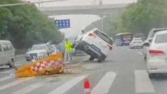 越野车“骑”上隔离护栏两轮悬空，无人员伤亡