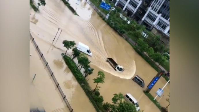 韶关城区暴雨积水多所学校停课，部分地区挂红色预警