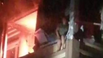 黑龙江哈尔滨一民宅煤气罐发生爆炸，一名被困阳台男孩获救
