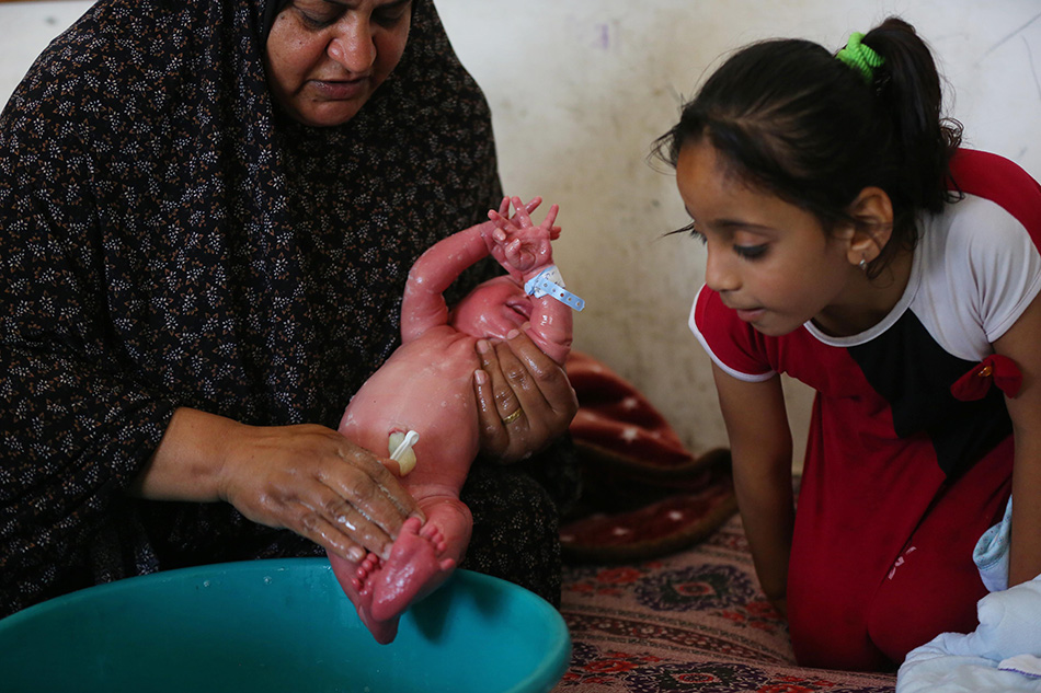 早安·世界|战火下的新生命!巴勒斯坦女子在避难所诞下婴儿