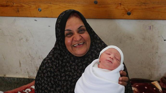 早安·世界｜战火下的新生命！巴勒斯坦女子在避难所诞下婴儿