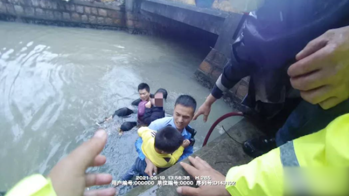 两车相撞一车坠河，过路辅警与市民跳进水中救出三名被困人员