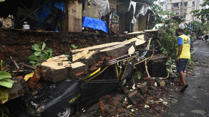 热带气旋“陶特”过境，印度孟买贫民窟遭严重损坏