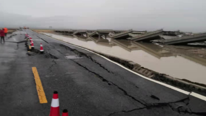 青海果洛州玛多县发生7.4级地震，路面严重变形有桥梁坍塌